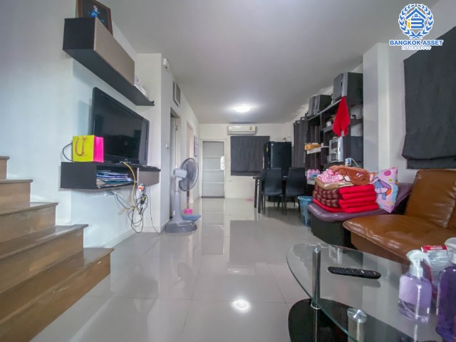 *****ทาวน์เฮ้าส์มือสองย่านนนทบุรี ม.ลุมพินี ทาวน์วิลล์ ราชพฤกษ์-นครอินทร์ หลังมุม เนื้อที่กว้าง 29.40 ตร.ว. ฟังก์ชัน 3 ห้องนอน 2 ห้องน้ำ ที่จอดรถ 2 คัน บ้านหลังมุมมีพื้นที่ด้านข้าง เดินทางสะดวก เข้า-ออกได้หลายเส้นทาง ทั้ง ถ.นครอินทร์, ถ.ราชพฤกษ์ ใกล้ทางด่วน "ศรีรัช"